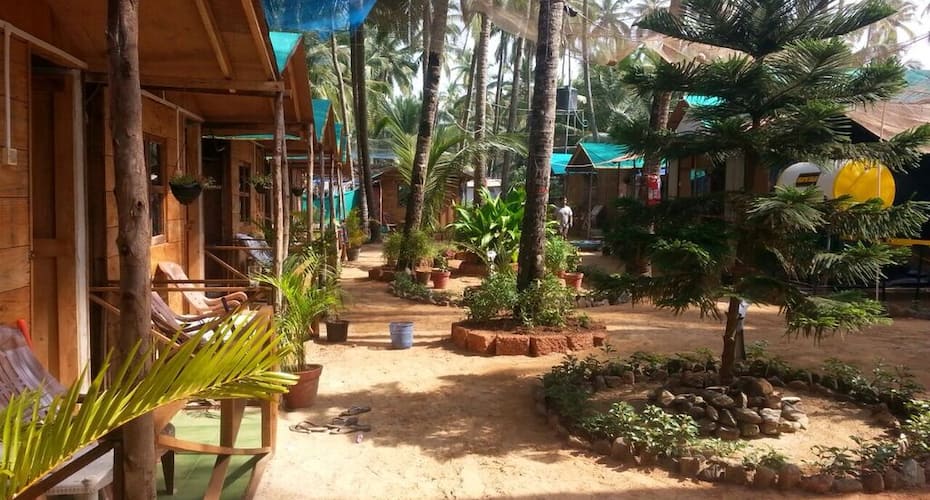 https://imgcld.yatra.com/ytimages/image/upload/t_hotel_yatra_details_desktop/v1435818653/Domestic Hotels/Hotels_Goa/Royal Touch Beach Huts and Restaurant/Garden.jpg